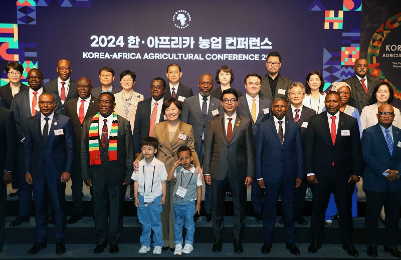 한-아프리카 농업 컨퍼런스 참석자들이 기념사진을 촬영하고 있다. (사진=농림축산식품부)