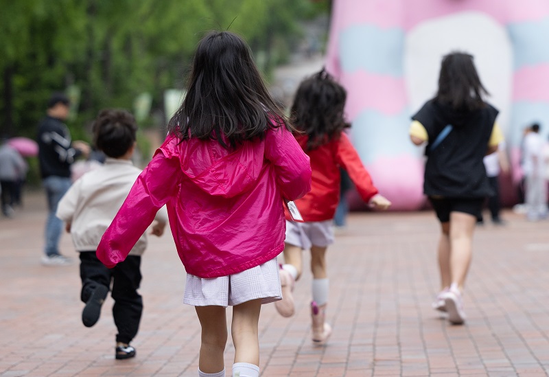 서울 광진구 어린이대공원을 찾은 어린이들이 힘차게 뛰어가고 있다. (ⓒ뉴스1, 무단 전재-재배포 금지)