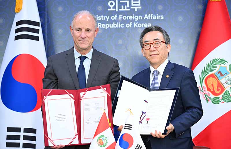조태열 외교부 장관(오른쪽)과 하비에르 곤살레스-올라에체아 페루 외교부 장관과 ‘한-페루 기후변화 협력을 위한 정부 간 협정 서명식’을 갖고 기념사진을 촬영하고 있다. (사진=외교부)