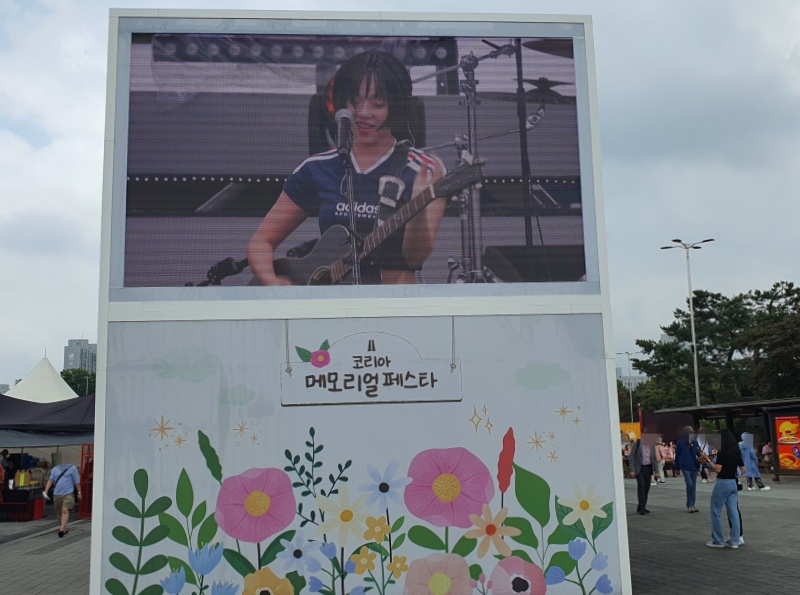 공연장 밖 대형스크린으로도 관람이 가능했던 K-팝 공연