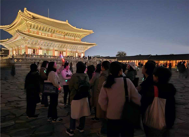 지난해 10월 27일 진행된 국가유산 달빛산책 「조선 궁궐의 목재와 석재 이야기」 현장 답사 현장. (사진=국가유산청)