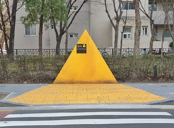 넛지 디자인이 적용된 옐로 카펫
