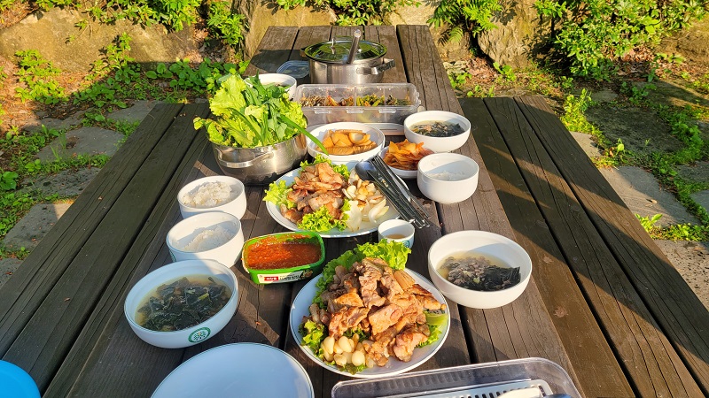 부모님께서 생일을 챙겨주시기 위해 밑반찬과 고기를 준비해오셨다.