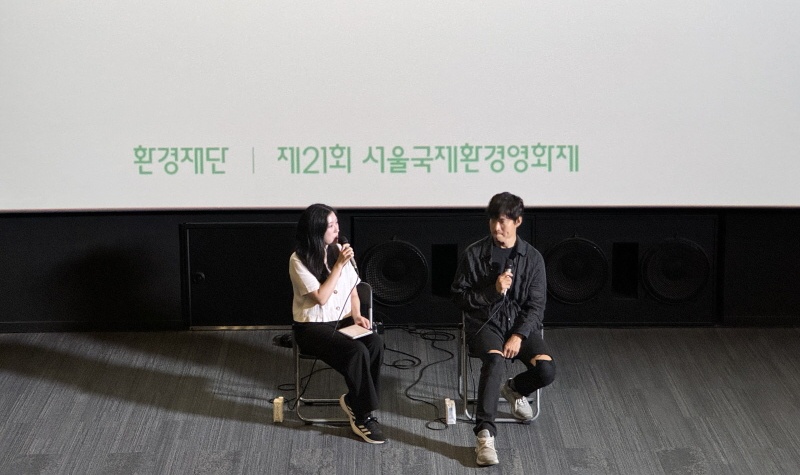 관객과의 대화에 참여한 유준상 감독.