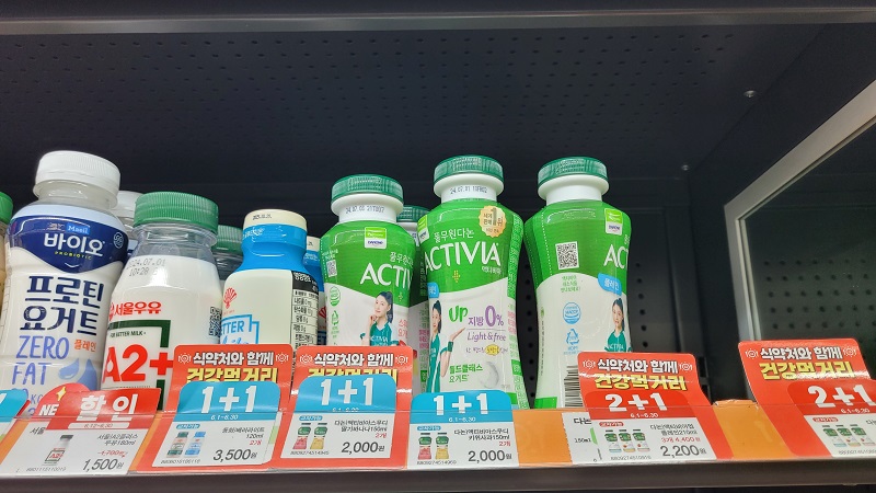 건강먹거리 표시가 붙어있는 유산균 음료