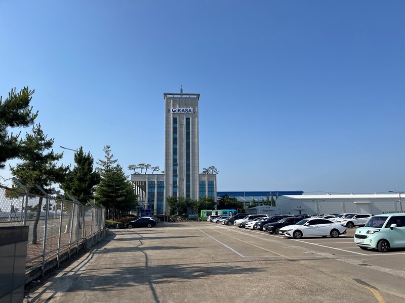 우주항공청 외벽에 부착된 'KASA' 간판이 인상적이다.