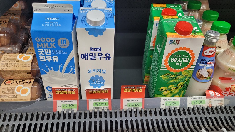 우유 가격표 뒤에 식약처와 함께 건강먹거리라는 표시가 있다.
