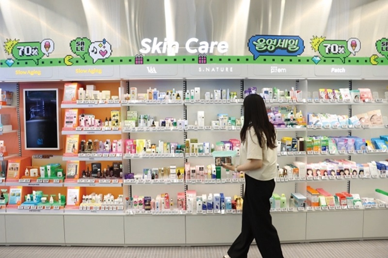 서울 시내에 있는 한 올리브영 매장에서 관광객이 제품을 둘러보고 있다. 사진 CJ올리브영