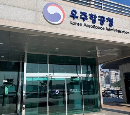 보안 시스템이 항시 가동중에 있었고, 외부인이 청사에 마음대로 출입할 수 없었다.