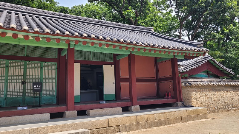 향대청 전시관은 드오실과 지오실, 두 전시실로 나뉘어져 있다.