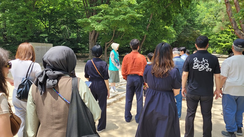 종묘 가이드 투어에 참여한 관람객들