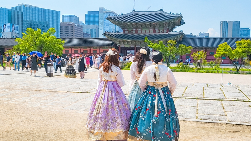 머리를 곱게 땋아 꽃 장식을 달고, 화려한 치맛자락을 펄럭이며 한복의 아름다움을 즐기는 사람들이 많았다.