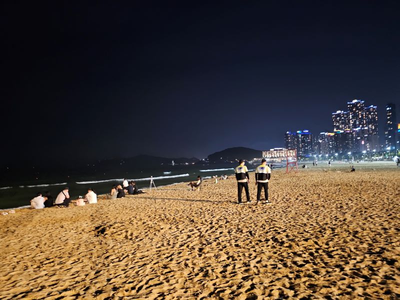 해가진 이후에는 바다로의 입수가 금지된다. 안전 사고가 쉽게 일어나기 때문이다. 개방중인 해운대 해수욕장에는 수 명의 안전 요원들이 혹시 모를 입수에 대비해 순찰을 돌고 있었다.
