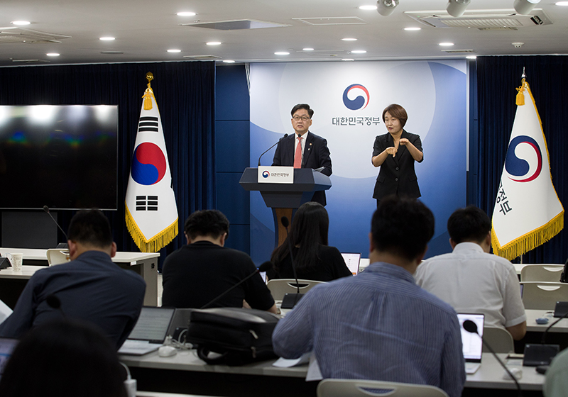 류광준 과학기술정보통신부 과학기술혁신본부장이 26일 오후 서울 종로구 정부서울청사 본관 브리핑룸에서 ‘2025년도 국가연구개발사업 예산 배분조정(안)’ 관련 브리핑을 하고 있다. (사진=과학기술정보통신부)