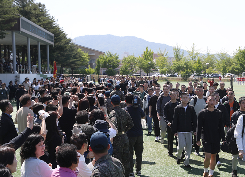 신병 입영식에서 입영 장정들이 입영식을 마치고 신병교육대로 이동하고 있다. (ⓒ뉴스1, 무단 전재-재배포 금지)