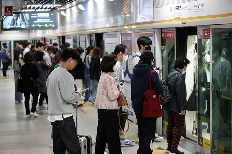 경기도 김포골드라인 걸포북변역에서 시민들이 김포공항역행 지하철에 탑승하고 있다. (ⓒ뉴스1, 무단 전재-재배포 금지)