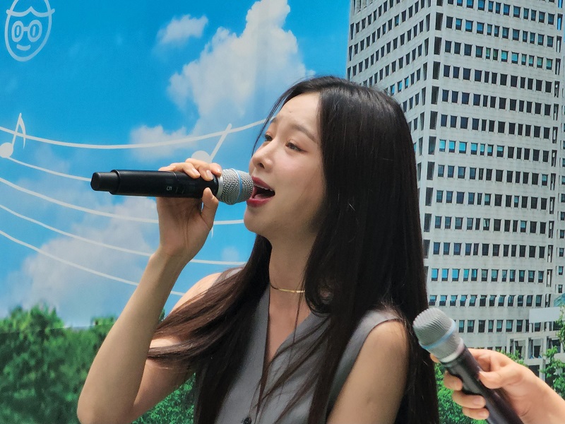 EXID 솔지의 라이브 공연.