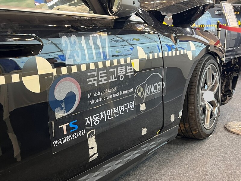 안전도 평가에 사용된 모델에 국토교통부 로고, 한국교통안전공단 자동차안전연구원의 로고가 인상적이다.