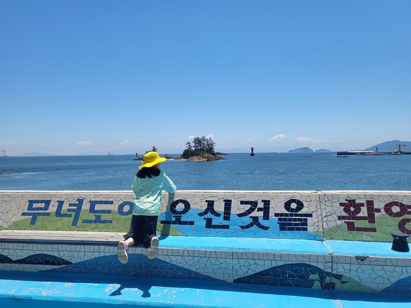 무녀도 쥐똥섬을 바라보는 자녀.