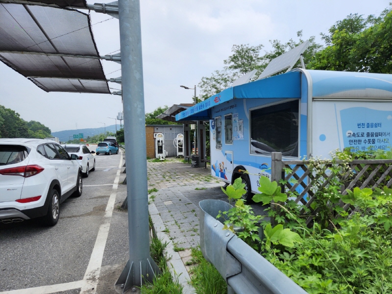 도로에 운전자의 졸음운전 방지를 위해 졸음쉼터가 설치되어 있다.