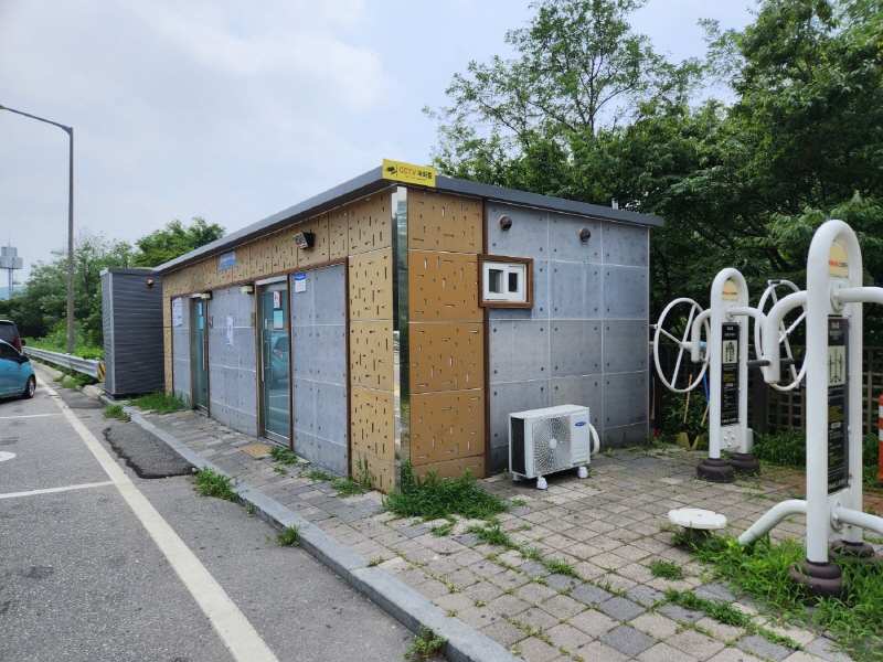 졸음쉼터에는 운전자가 이용할 수 있는 화장실, 간단한 운동기구 등이 갖춰져 있었다.