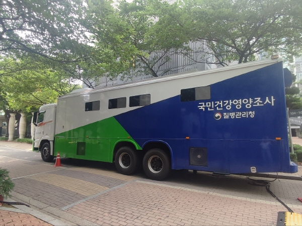 아파트 단지에 질병관리청 국민영양조사라고 쓰인 대형 버스 두 대가 나타났다.