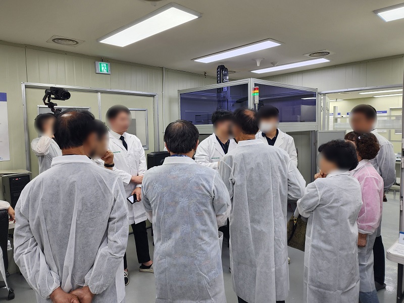 수산물 방사능 검사에 대한 연구원의 설명.