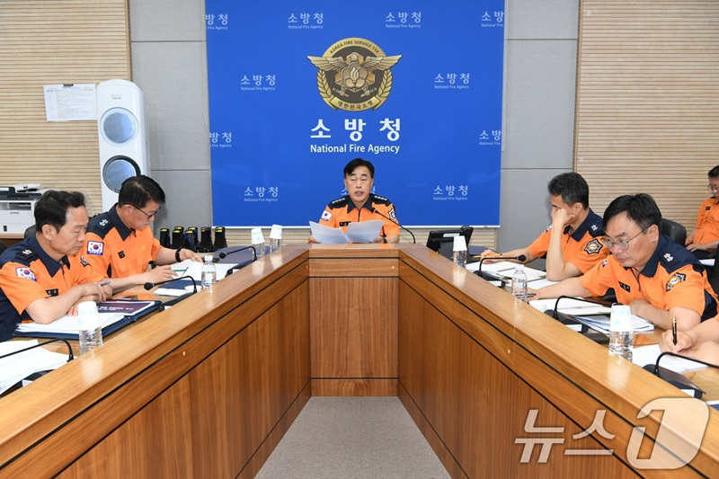 허석곤 소방청장이 5일 오전 세종시 소방청 지휘작전실에서 주말 많은 비가 예상됨에 따라 전국 소방지휘관 영상회의를 열고 비 피해 대비 방안을 논의하고 있다. (ⓒ뉴스1, 무단 전재-재배포 금지)