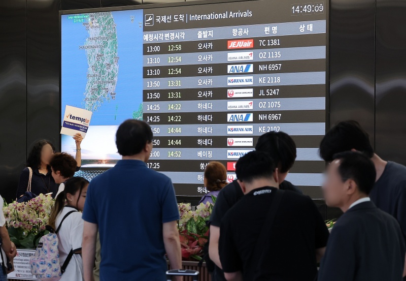 6월 21일 서울 강서구 김포국제공항 국제선 입국장에 모여 있는 사람들.(ⓒ뉴스1, 무단 전재-재배포 금지)