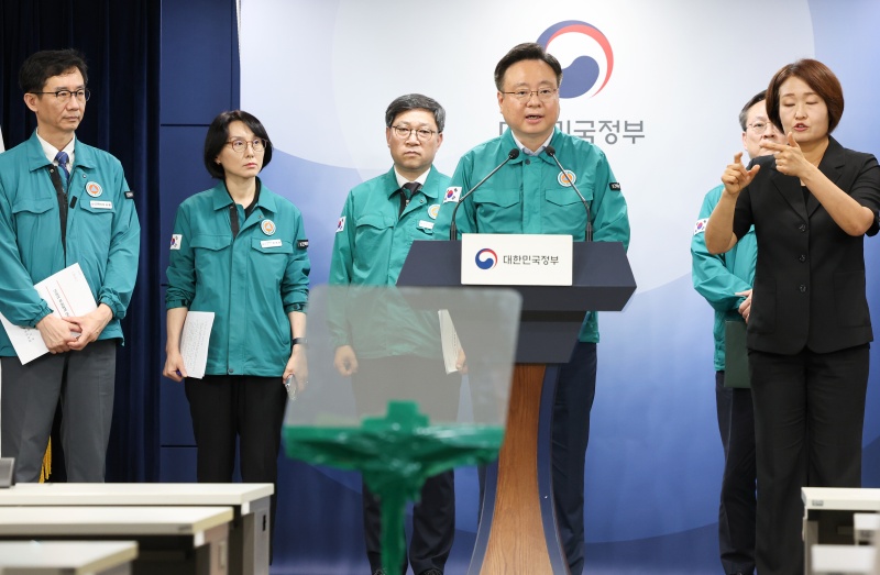 조규홍 보건복지부 장관이 8일 서울 종로구 정부서울청사에서 열린 의사 집단행동 중앙재난안전대책본부 회의 결과를 발표한 뒤 취재진의 질의에 답하고 있다.(ⓒ뉴스1, 무단 전재-재배포 금지)