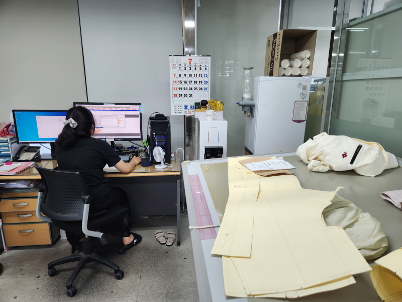 센터의 직원이 소공인들이 가져온 패턴을 컴퓨터에 입력하고 있다.