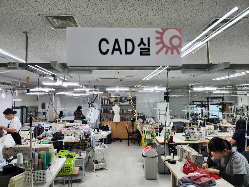 센터 내 공용장비실에서 소공인들이 의류 제작에 필요한 각자의 공정을 진행하고 있다.