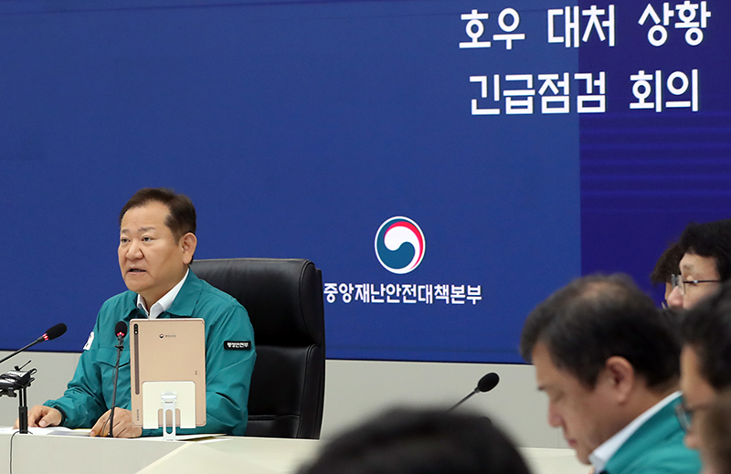 이상민 행정안전부 장관이 10일 오전 세종시 정부세종청사 중앙재난안전상황실에서 열린 호우 대처 중앙재난안전대책본부 회의를 주재하며 발언하고 있다. (ⓒ뉴스1, 무단 전재-재배포 금지)