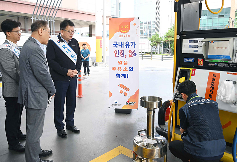 최남호 산업통상자원부 2차관이 유류세 일부 환원 시행일인 지난 1일 경기도 안양시 한 알뜰주유소를 방문, 석유 판매가격 동향을 점검하고 있다. (ⓒ뉴스1, 무단 전재-재배포 금지)