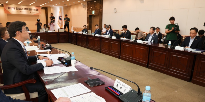 노연홍 의료개혁특별위원회 위원장이 11일 서울 종로구 정부서울청사에서 열린 제5차 의료개혁특별위원회 회의에서 모두발언을 하고 있다.(ⓒ뉴스1, 무단 전재-재배포 금지)