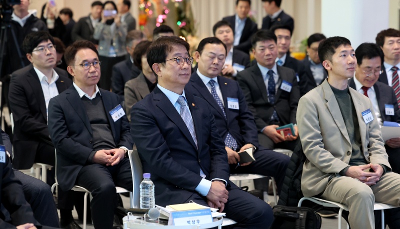 박상우 국토교통부 장관이 2월 16일 오후 서울 중구 동대문디자인플라자(DDP)에서 열린 '원팀코리아 타운홀 미팅'에서 해외건설 관계자들의 목소리를 경청하고 있다.(ⓒ뉴스1, 무단 전재-재배포 금지)