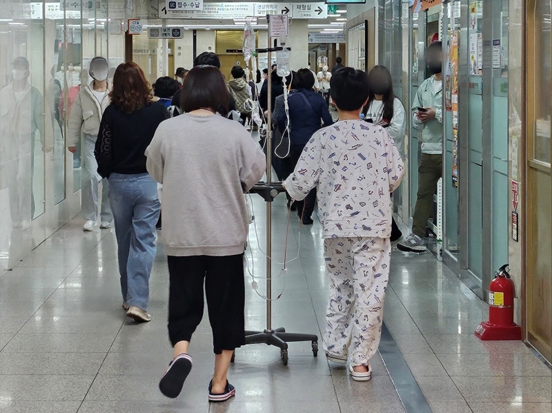 대구의 한 상급종합병원에서 환자와 보호자 등이 진료를 받기 위해 원내를 이동하고 있다.(ⓒ뉴스1, 무단 전재-재배포 금지)