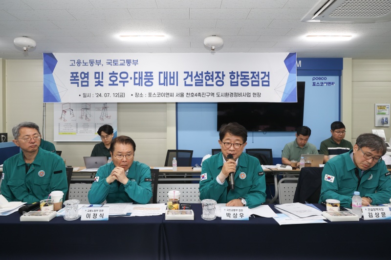 박상우 국토부 장관이 12일 오전 장마철 대응 및 폭염 대비 상황 점검을 위해 서울 강동구 천호동 공동주택 재건축 정비사업 현장에서 가진 간담회에서 인사말을 하고 있다.(제공=국토교통부)