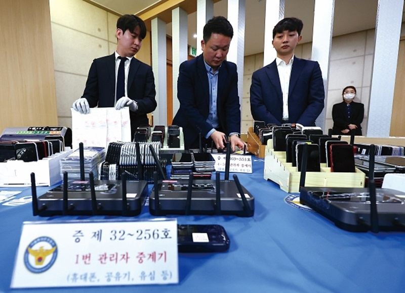 서울경찰청 동대문경찰서 수사2과 지능1팀 수사관들이 5월 29일 보이스피싱 조직원을 통해 마약을 유통한 범죄조직으로부터 압수한 물품을 정리하고 있다. 사진 뉴시스