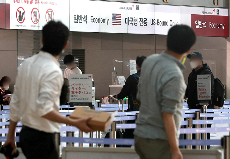 인천국제공항 체크인 카운터에서 시민들이 해외출국 수속을 밟고 있다. (ⓒ뉴스1, 무단 전재-재배포 금지)