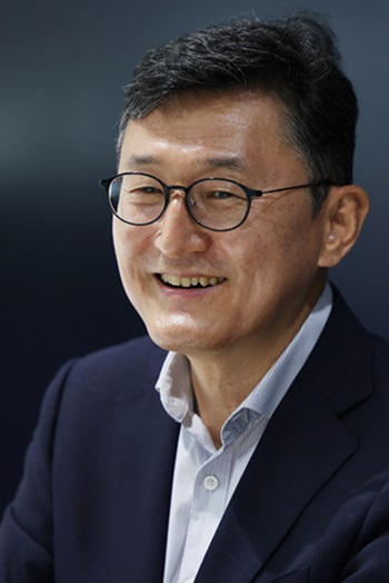 윤 전 대사는 “나토는 엄청난 규모의 군사 동맹체이기 때문에 나토의 조달 절차에 우리가 공식적으로 초청을 받아 참여할 수 있다는 것은 궁극적으로 국가적 이익으로 직결될 것”이라고 말했다. [출처] 대한민국 정책브리핑(www.korea.kr)