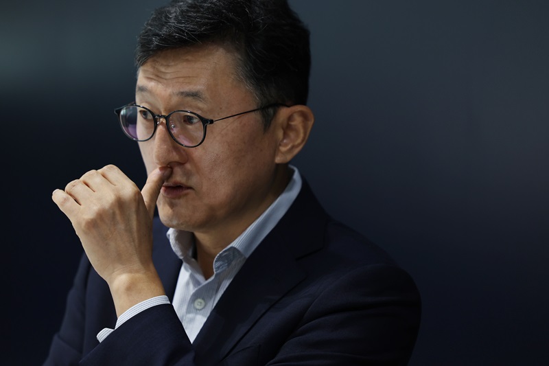 윤순구 전 주나토대표부 대사가 15일 서울 서초구 국립외교원에서 정책브리핑과 인터뷰 하고 있다.