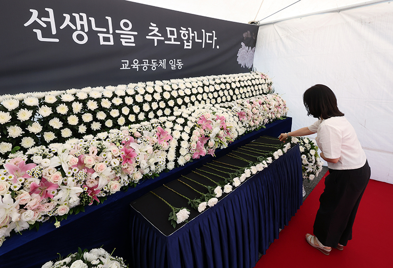 서울 종로구 서울시교육청에 마련된 서이초 교사 1주기 추모 공간을 찾은 교육청 직원들이 헌화를 하고 있다. (ⓒ뉴스1, 무단 전재-재배포 금지)