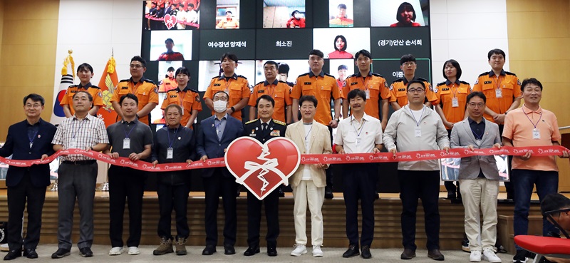 남화영 소방청장(앞줄 가운)이 지난 2023년 9월 15일 오후 세종시 정부세종2청사 소방청에서 열린 '119 리본 클럽' 발대식에 참석해119로 일상이 회복된 심정지 소생자, 119 구조대원들과 함께 기념 촬영을 하고 있다.(ⓒ뉴스1, 무단 전재-재배포 금지)