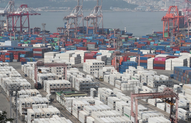 국제통화기금(IMF)과 아시아개발은행(ADB)이 올해 한국 성장률을 2.5%로 상향 전망했다. 사진은 부산항 신선대부두에 컨테이너가 가득 쌓여 있는 모습.(ⓒ뉴스1, 무단 전재-재배포 금지)