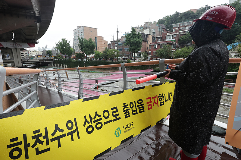 서울을 비롯한 수도권, 충남 지역에 호우경보가 발효된 18일 서울 서대문구 홍제천 산책로가 통제되고 있다. (ⓒ뉴스1, 무단 전재-재배포 금지)
