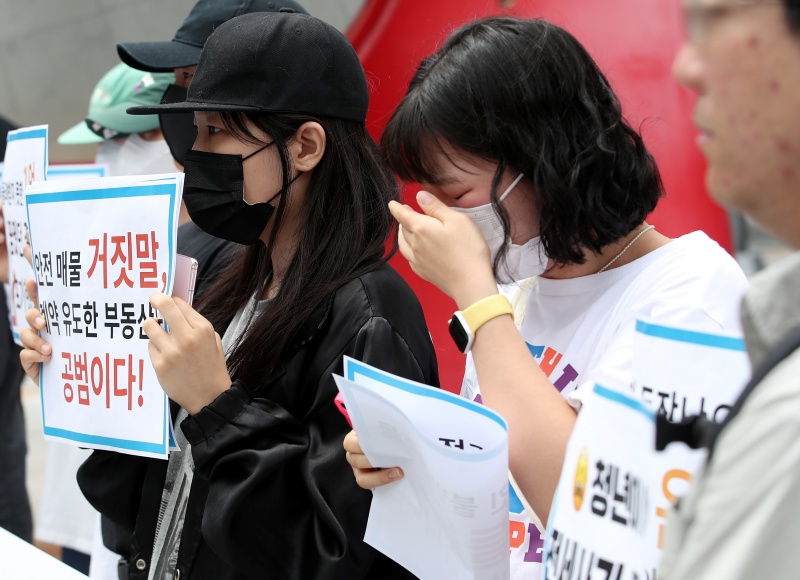 23일 오전 서울 마포구 신촌유플렉스 앞에서 열린 ‘신촌·구로·병점 100억대 전세사기 피해자 대책위원회’ 출범 기자회견에서 피해자들이 호소하는 모습.(ⓒ뉴스1, 무단 전재-재배포 금지)
