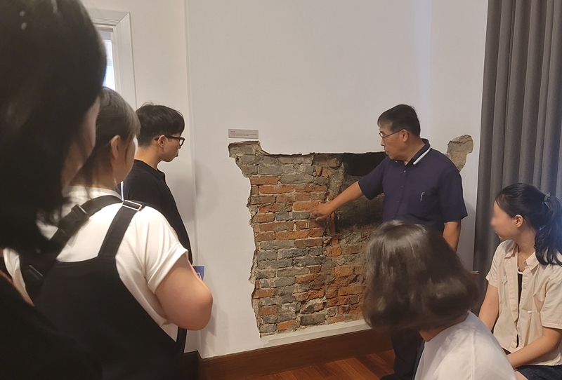 안창모 교수의 설명을 듣는 참가자들.