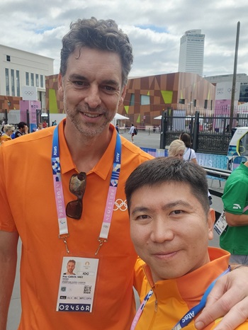 유승민 IOC 선수위원이 지난 22일(현지시간) 프랑스 파리 생드니에 있는 ‘2024 파리 올림픽 선수촌’에서 동료 IOC 위원과 기념 촬영을 하고 있다.
