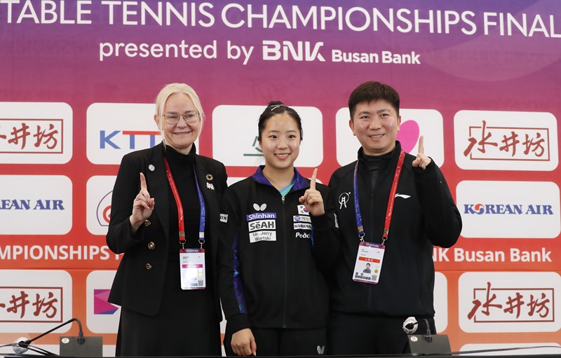 지난 2월 15일 오후 부산 해운대구 벡스코에서 열린 ‘BNK부산은행 2024 부산세계탁구선수권대회’ 공식 기자회견에서 페트라 쇠링 국제탁구연맹(ITTF) 회장(왼쪽부터), 탁구 국가대표 신유빈, 유승민 2024 부산세계탁구선수권대회 조직위원회 공동위원장이 기념 촬영을 하고 있다.(ⓒ뉴스1, 무단 전재-재배포 금지)